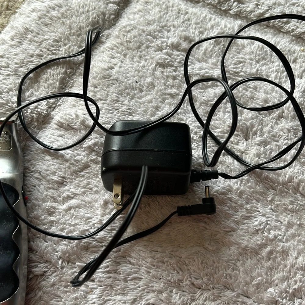 Wahl corded or cordless trimmer. Come with charger but no guards